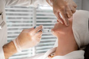 حشوات الجلدية في دبي: الحل الأمثل لإخفاء الهالات السوداء وتجاويف العين