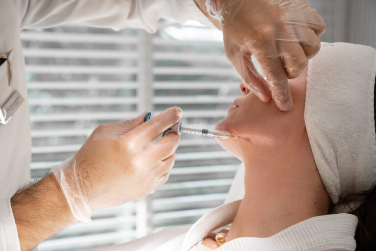 حشوات الجلدية في دبي: الحل الأمثل لإخفاء الهالات السوداء وتجاويف العين