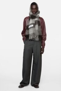 Acne Studios Scarfが毎年人気を集める理由