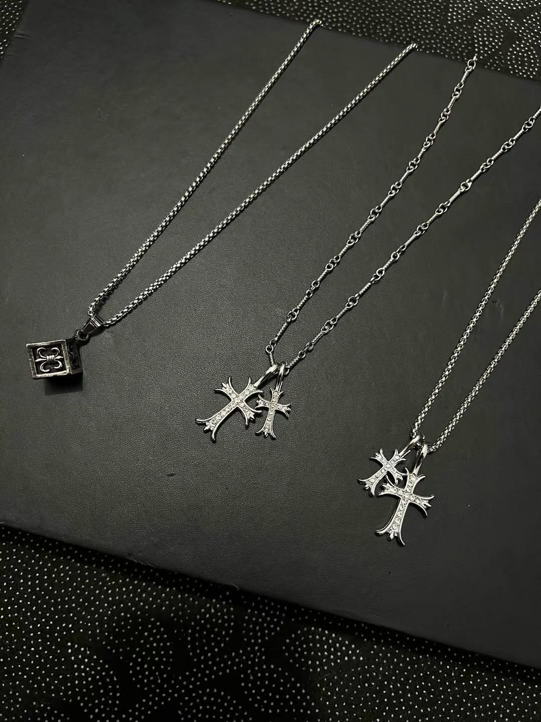 Distinctive American Jewelry Looks Featuring the chrome hearts necklace